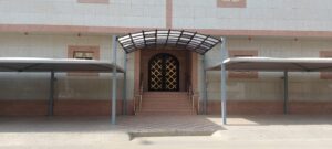 مظلات فوق الباب